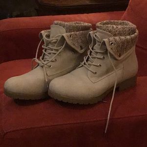 NWOT Jessica McClintock 10W cream lace up booties